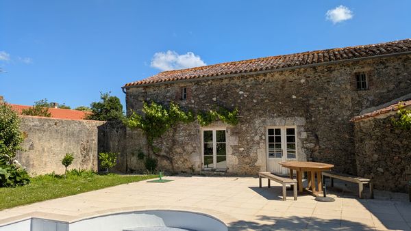 Gîte avec piscine pour 10/12 personnes  aménagé dans un bâtiment d'un ancien Prieuré et son parc.