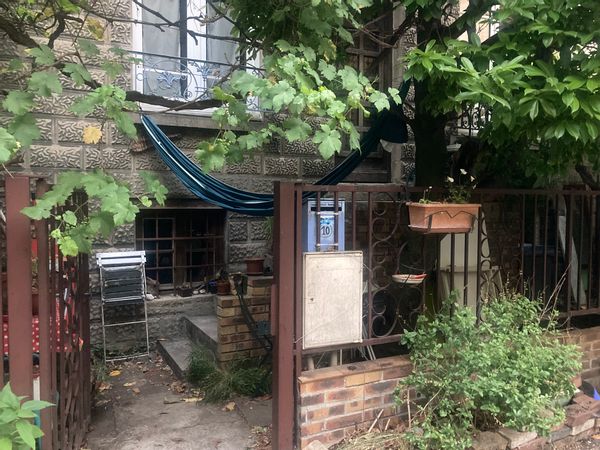 La maison d'Hélène. Charmante maison au bout d'une allée aux Lilas
