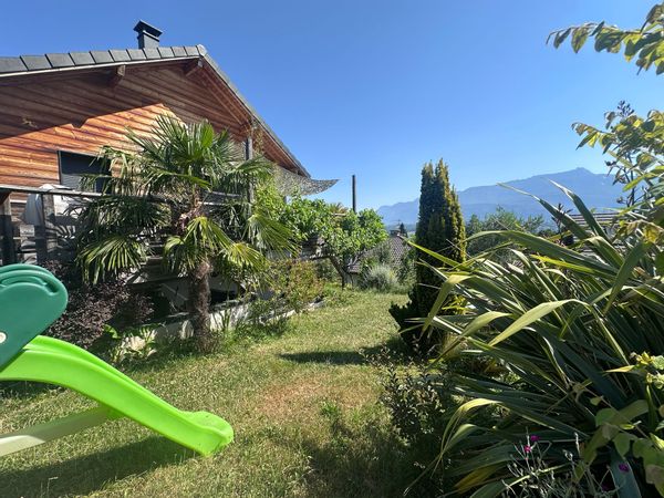La maison de Sarah une vue dégagée, imprenable sur les montagnes, à 180 ° avec un jardin fleuri !