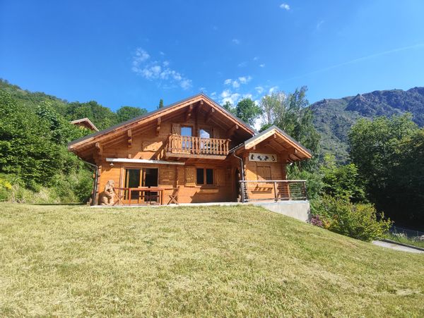 La maison de Maryline se situe près des deux Alpes  une vue magnifique  dans un charmant village.