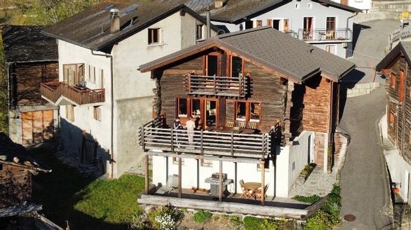 Chalet dans les alpes suisses - magnifique vue sur les montagnes environnantes