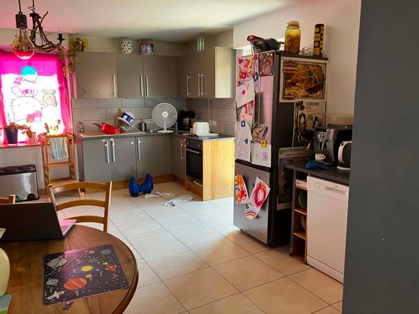 La maison de Dimitri : maison avec cours partagée, superbe vue sur les monts du lyonnais