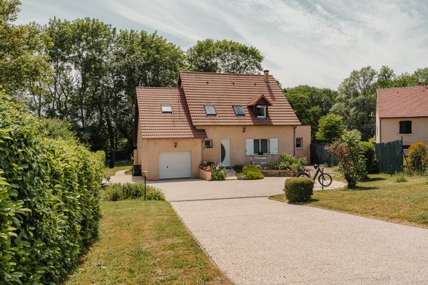 Etage entier avec accueil vélo situé à 1.5km du canal latéral à la loire