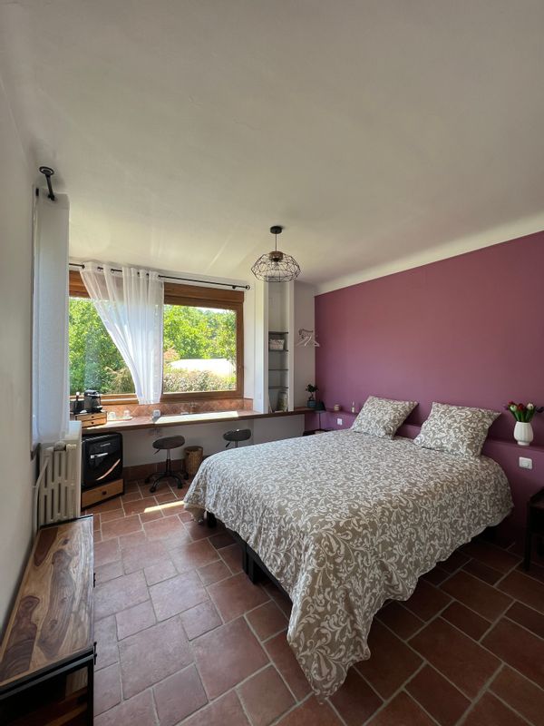 Chambre privée avec salle de bains aux portes de la Champagne, dans un joli petit village