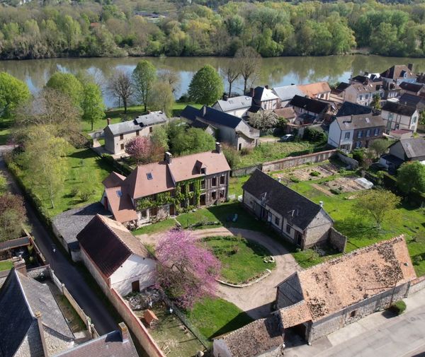 La maison au bord de la Seine pour 4 personnes avec terrace et un jardin clos de 4000m2.