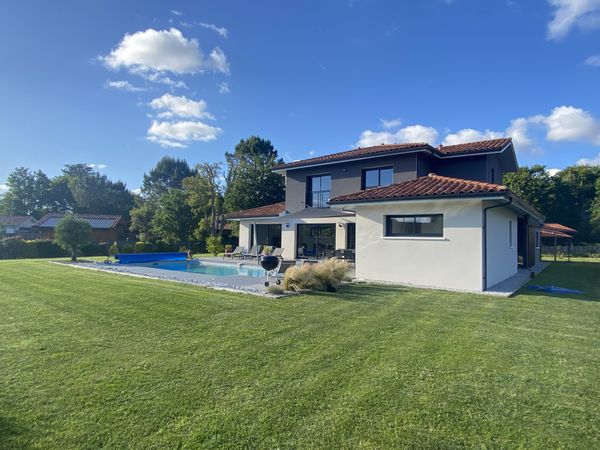 La maison de Frédéric Maison de charme récente avec piscine proche petit village, forêt et océan