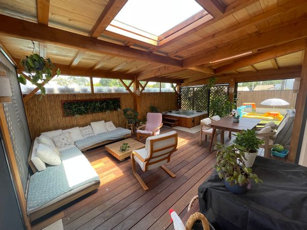Maison contemporaine lumineuse – véranda, pergola d'exception et jacuzzi.