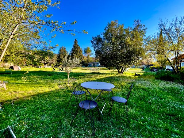 Grande maison avec un grand parc nature au pied du Mont Ventoux en Provence.