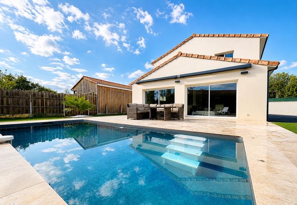 Villa neuve lumineuse 8 personnes avec piscine privée grand confort
