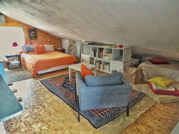 Studio indépendant au calme, au 1er étage d'une maison. parking; coin jardin,  terrasse.
