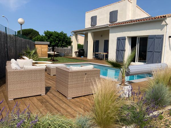 Villa avec piscine pour 4 personnes, 3 km de châteauneuf du pape et proche d’Avignon.