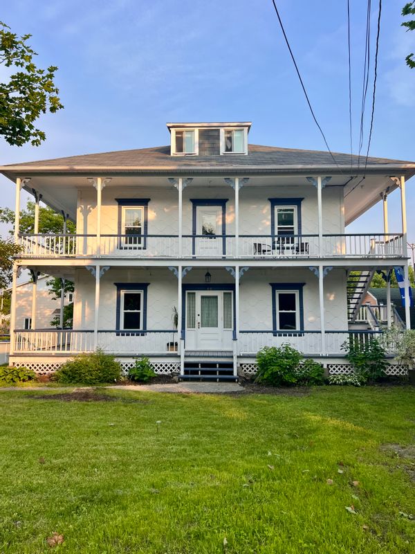 Charmante et confortable maison ancestrale québécoise. Au coeur d’un village touristique.