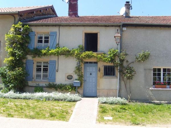 Une petite maison villageoise du XVIII, nichée au pied des côtes de Meuse