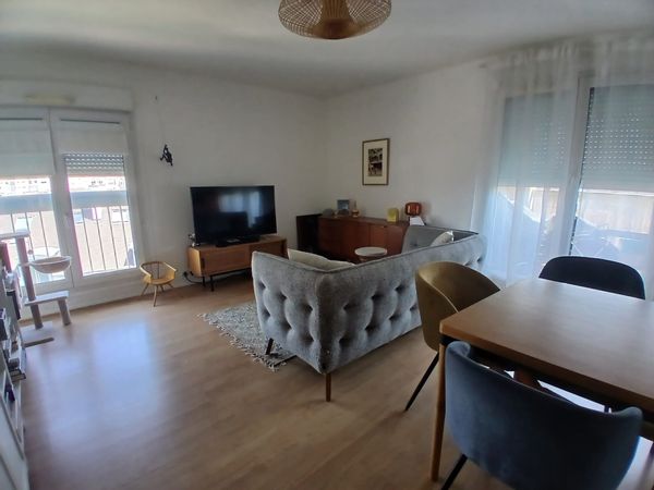Mise à disposition de ma chambre privée avec espace bureau (écran fourni uniquement).