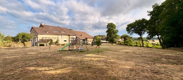 La Loubatière // Havre de paix à la campagne : grand jardin, piscine, bois privé et animaux !
