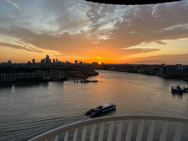 Stunning Canary Wharf flat with premium London views, private pool, tennis and garden