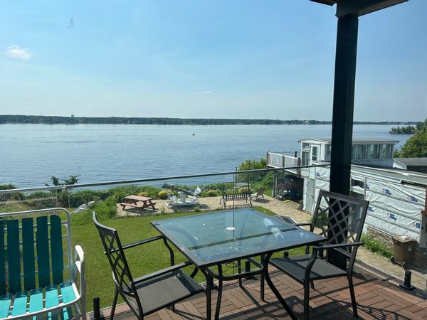 Maison centenaire située sur les berges du St-Laurent,  pres de la plage et du centre-ville