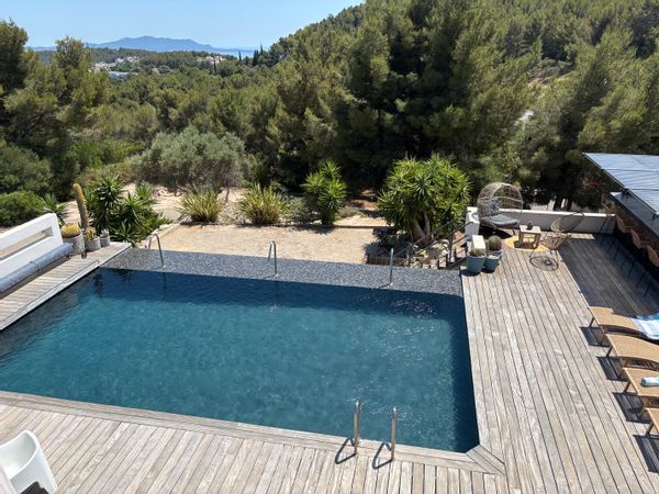 Villa d'architecte de 250m2 avec vue mer, piscine avec de nombreux espaces de détente.
