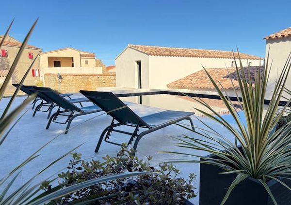 Villa au cœur d’un village de Balagne - parking privé - piscine privée & pétanque au calme