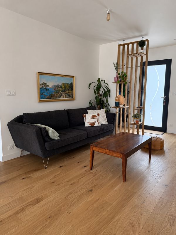 Maison familiale climatisée au calme, terrasse, jardin, poêle, proche transports et Nantes.