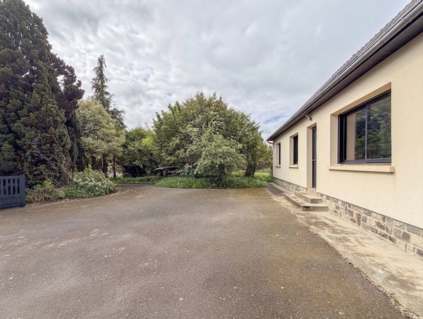 "Maison en bordure de Rennes, accès rocade pour St-Malo, transport et commerces, mais aussi verdure"