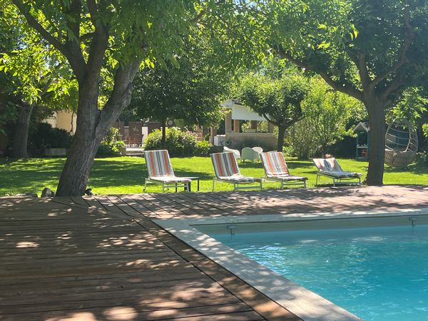 Le cabanon d’Elisabeth est face à la piscine , parfait pour un couple