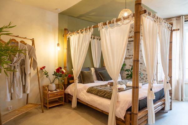 Suite balinaise avec balnéo, sauna, cuisine équipée, proche des Châteaux de la Loire.