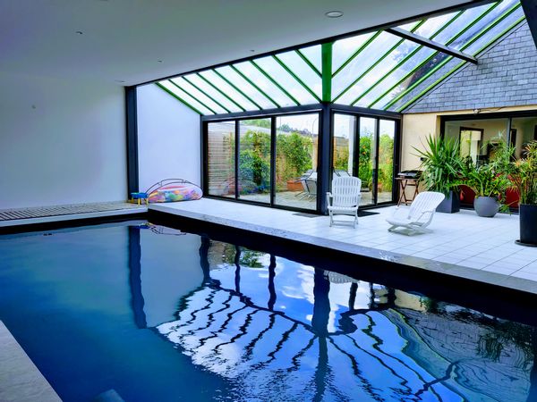 La maison d'Anne et Vincent. Avec piscine intérieure.