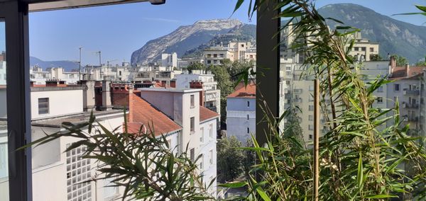 Appartement central 2 pièces +cuisine au 8ème étage avec terrasse et belle vue sur les montagnes