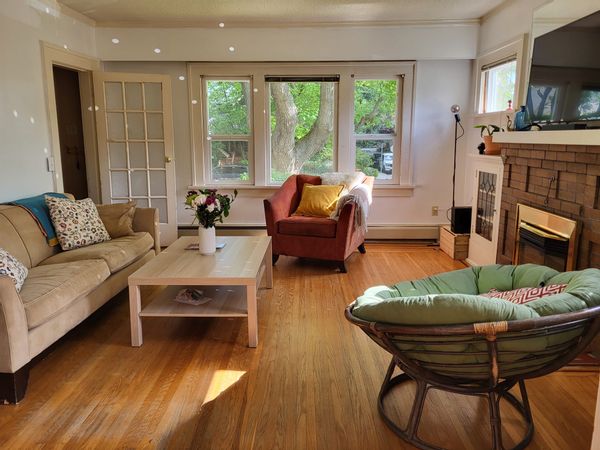 Light-filled private room with shared bathroom in a Kitsilano cosy house