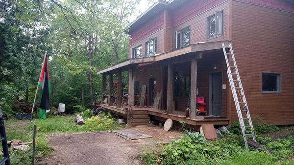 La maison de Robert est très bien située, isolée mais proche du centre ville.20 mètre de la rivière