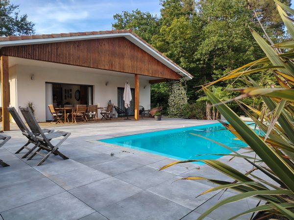 La maison de Lydie est une maison de charme à la lisière d'une Forêt  et non loin des commodités.