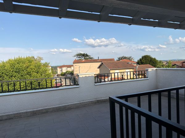 Appartement deux chambres avec grande terrasse  à 20 minutes de Lyon centre