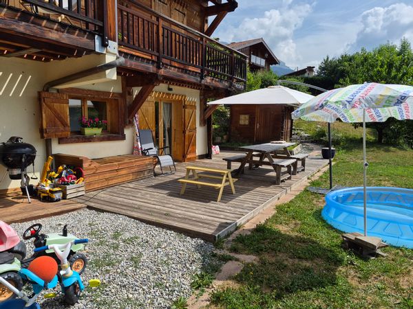 Appartement dans un chalet Savoyard avec jardinet, grande terrasse et vue Mont-Blanc.
