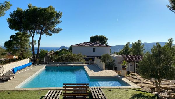 Villa avec piscine et vue mer