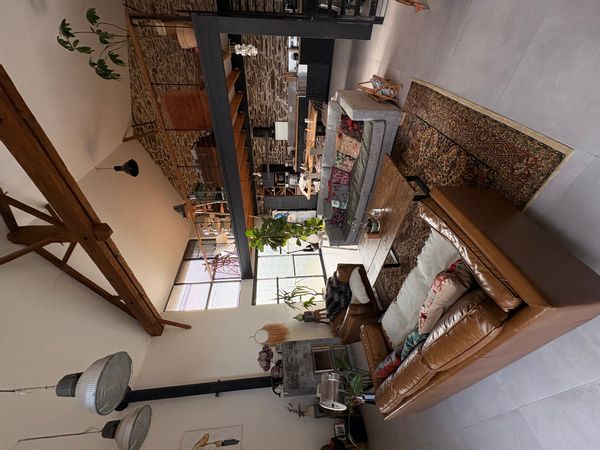 Maison atypique en pierre avec très bel espace de vie de 72m2 sur 6,50m de hauteur.