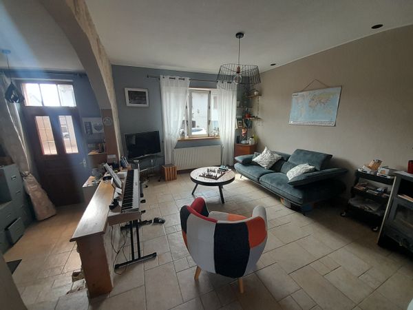 Maison de village, mitoyenne, qui a du charme!