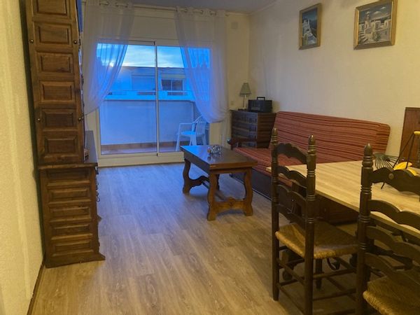Appartement avec 2 chambres climatisées à 200m de la plage. Commerces à proximité