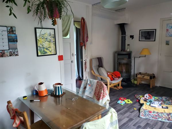 La maison de Célia Notre maison est entourée de forêt, très calme et un peu au-dessus de la ville.