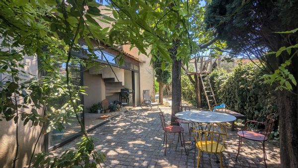 Villa en ville avec piscine et jardin