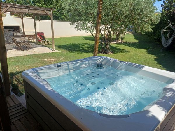 Maison, piscine et jacuzzi.