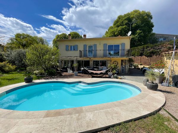 Maison familiale avec piscine sur la Côte d’Azur, idéale pour découvrir la région