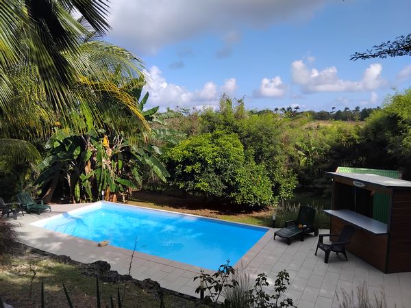T2 jardin clos avec piscine aux Nids de la Colline en Guadeloupe
