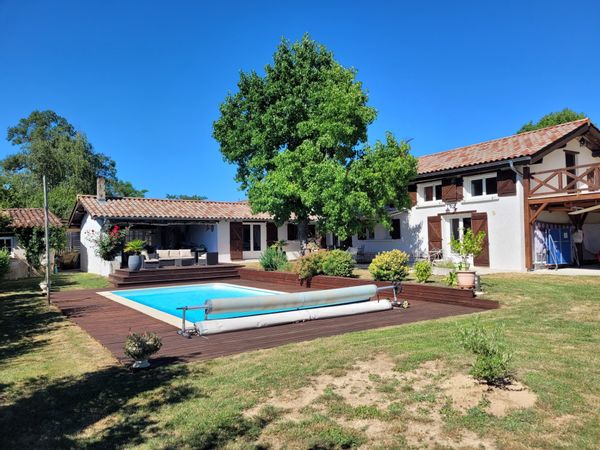 La maison de Cyril et Aurélie est une petite locaterie au cœur de la campagne.