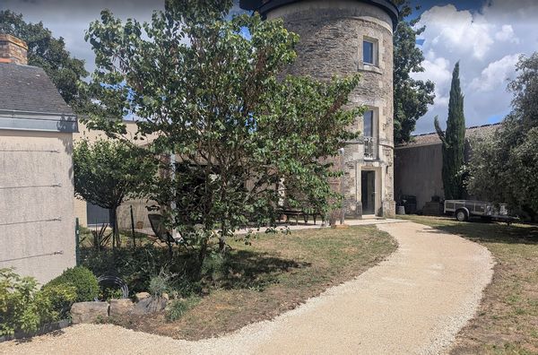 Ancien moulin à vent au cœur des vignes et à deux pas du château de Brissac.