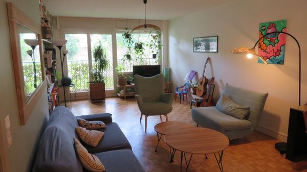 Grand Appartement de 115 m2 (3 chambres) très bien placé à Lyon dans un quartier vivant et familial.