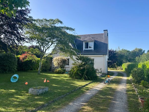 La maison de Eva & François : cocon néo-breton proche de la mer où notre famille s’épanouit.