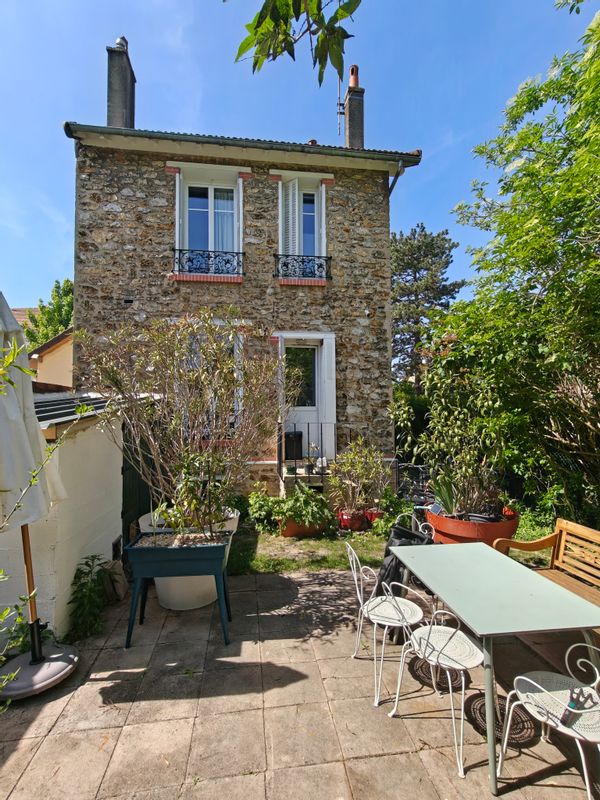 Charmante petite maison de 4 personnes près de la station de train.