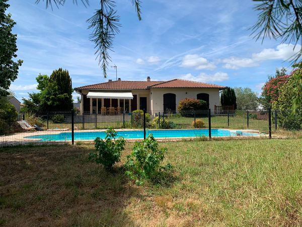 Louons maison familiale de 123m2 dans quartier très calme avec piscine et jardin arboré de 3000 m2