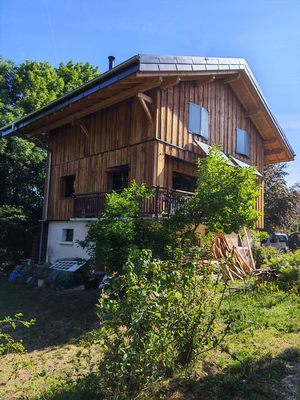 Chalet en bois avec jardin au calme, au cœur des montagnes.